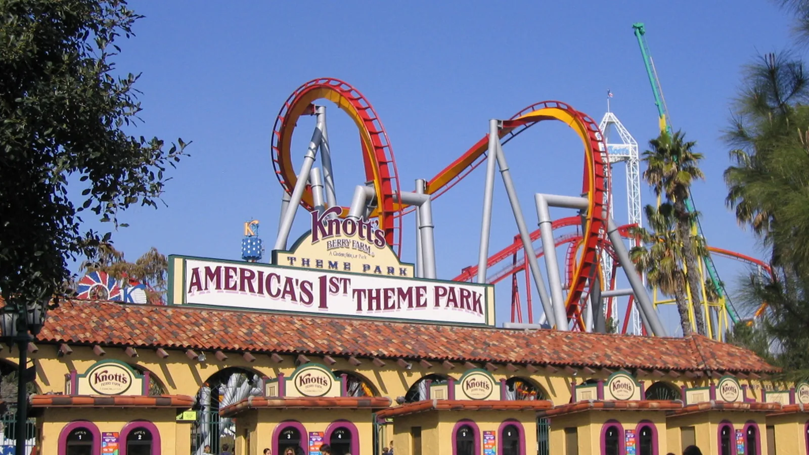 Knott’s Berry Farm entrance